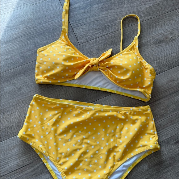 LAST PRICE🍒🤍 AMAZON polka dot high waist swimming set💛 - Picture 7 of 9